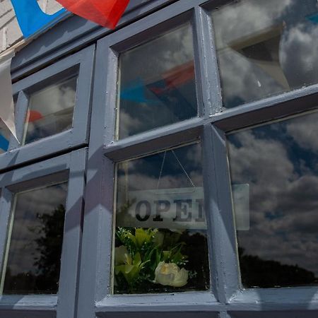 Queens Head Inn 이브샘 외부 사진