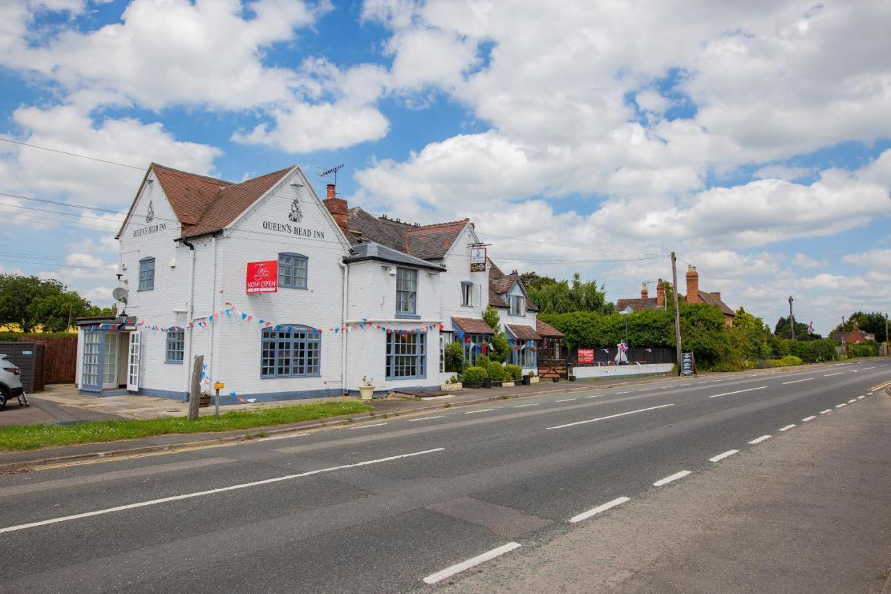 Queens Head Inn 이브샘 외부 사진