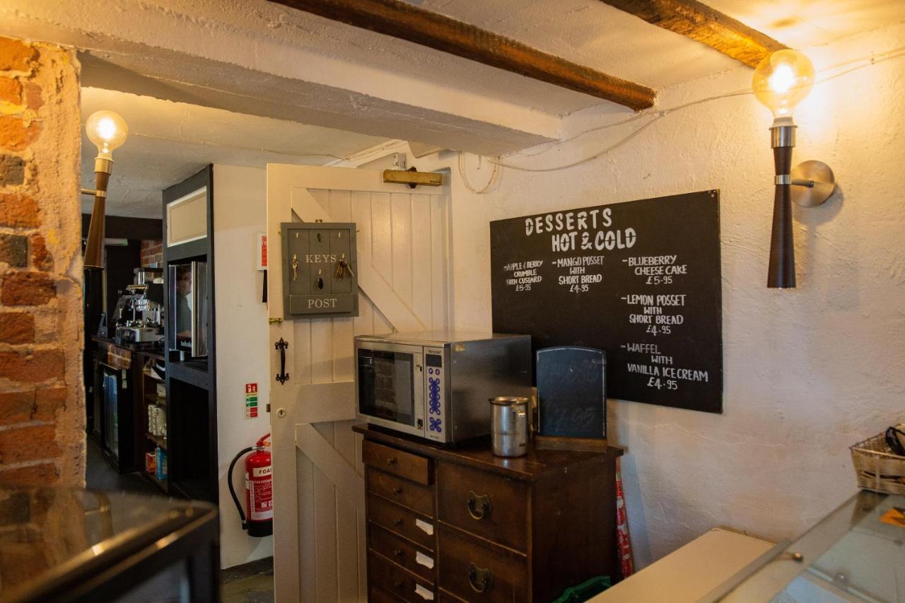Queens Head Inn 이브샘 외부 사진