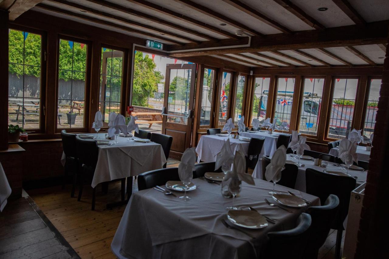Queens Head Inn 이브샘 외부 사진